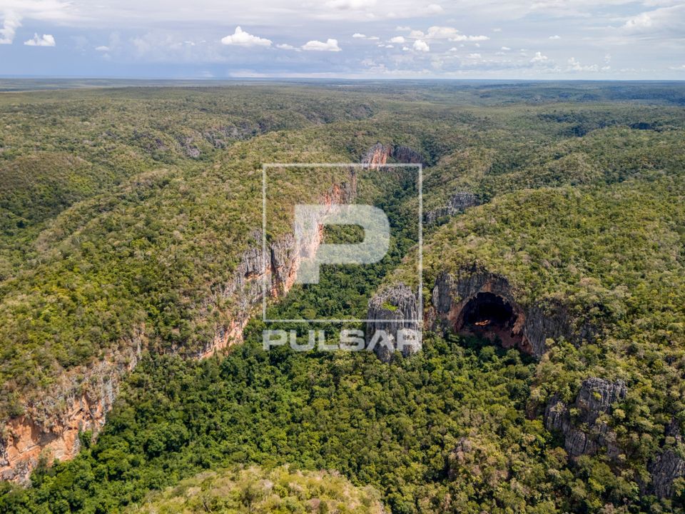Vista de drone da Lapa Rezar - Parque Nacional Cavernas do Peruaçu - transição dos biomas caatinga e cerrad