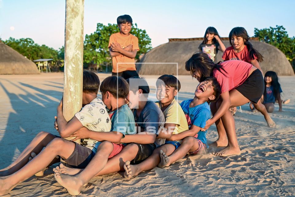 Crianças indígenas da etnia Waurá brincando de arranca mandioca ...