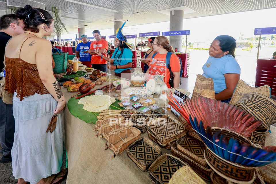 Katyana Xipaya da etnia Xipaya e liderança da comunidade Jericoá no Xingu - fala aos presentes sobre as comi