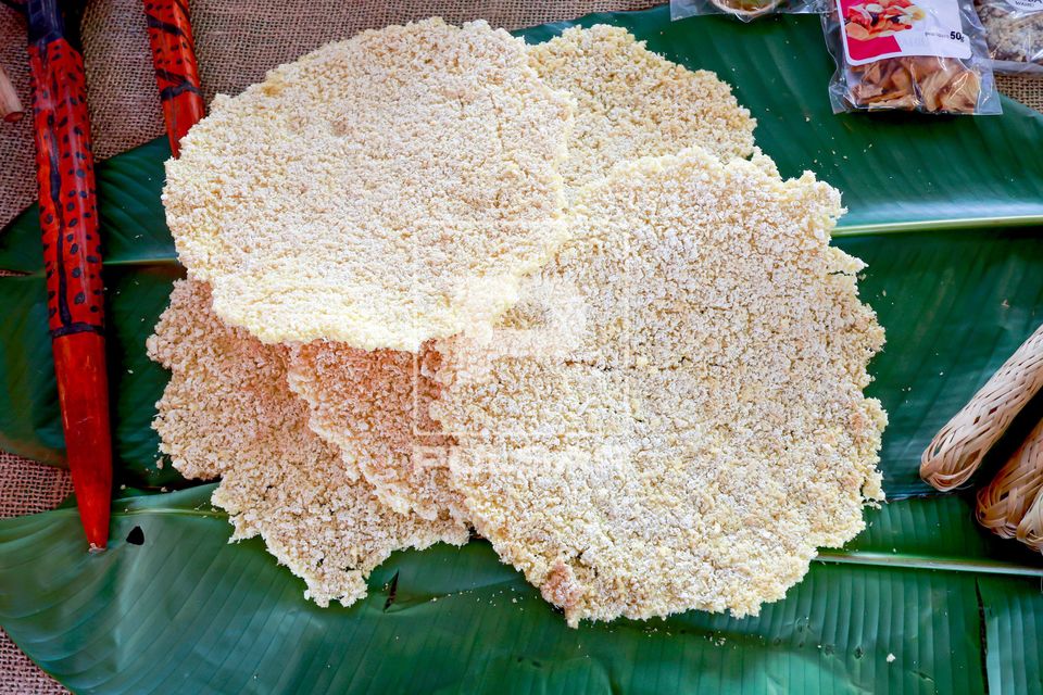 Beijus sobre folhas de bananeira - alimento típico da culinária indígena expostos na Semana dos Povos Indí