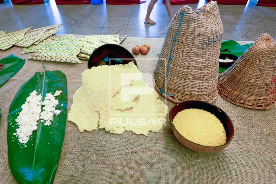 Massa de mandioca sobre folha de bananeira e beijus - alimentos da culinária indígena expostos na Semana dos