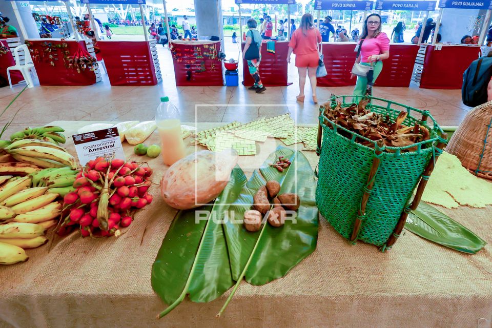 Alimentos da culinária indígena expostos na Semana dos Povos Indígenas no Parque da Cidade