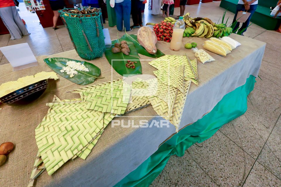 Abanos de palha e alimentos da culinária indígena expostos na Semana dos Povos Indígenas no Parque da Cidad