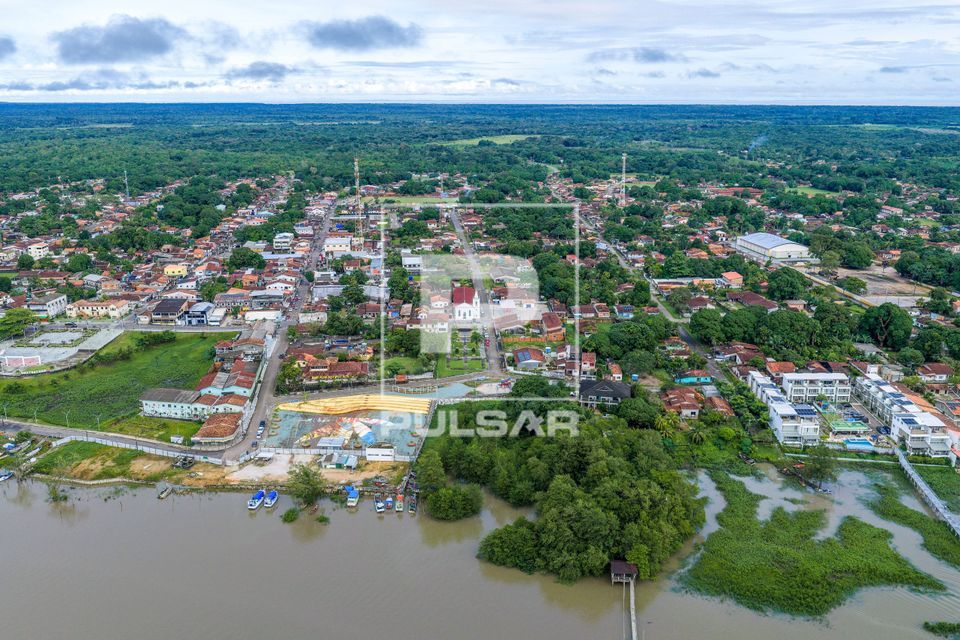 Vista de drone da cidade de São Caetano de Odivelas nas margens do Rio Barrteo