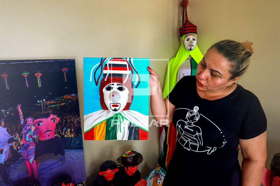 Coordenadora do Museu do Centro Cultural da Prefeitura de São Caetano de Odivelas mostrando pintura com eleme
