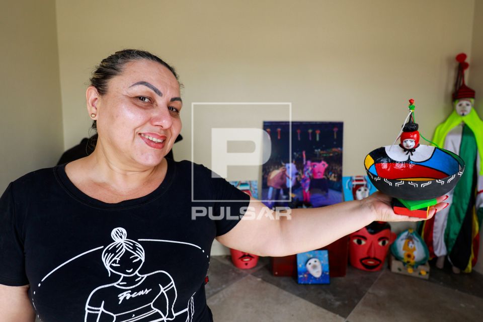 Coordenadora do Museu do Centro Cultural da Prefeitura de São Caetano de Odivelas mostrando peça de artesana