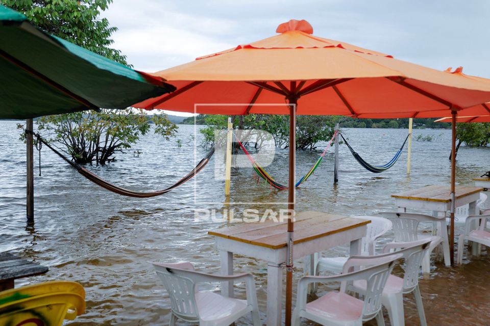 Mesas e redes de descanso de restaurante na Praia fluvial na Ilha do Amor de Alter do Chão formada num banco 