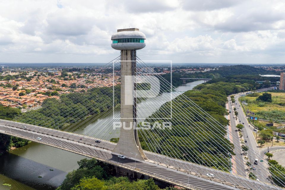 Ponte Estaiada Mestre João Isidoro França sobre o rio Poti - bairro Fátima