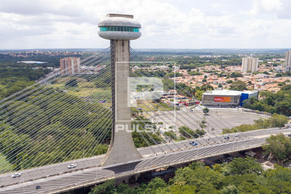 Ponte Estaiada Mestre João Isidoro França sobre o rio Poti - bairro Fátima
