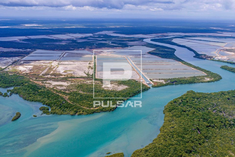 Vista de drone tanques de criação de camarão na margem do rio São Miguel - APA Delta do Parnaíba