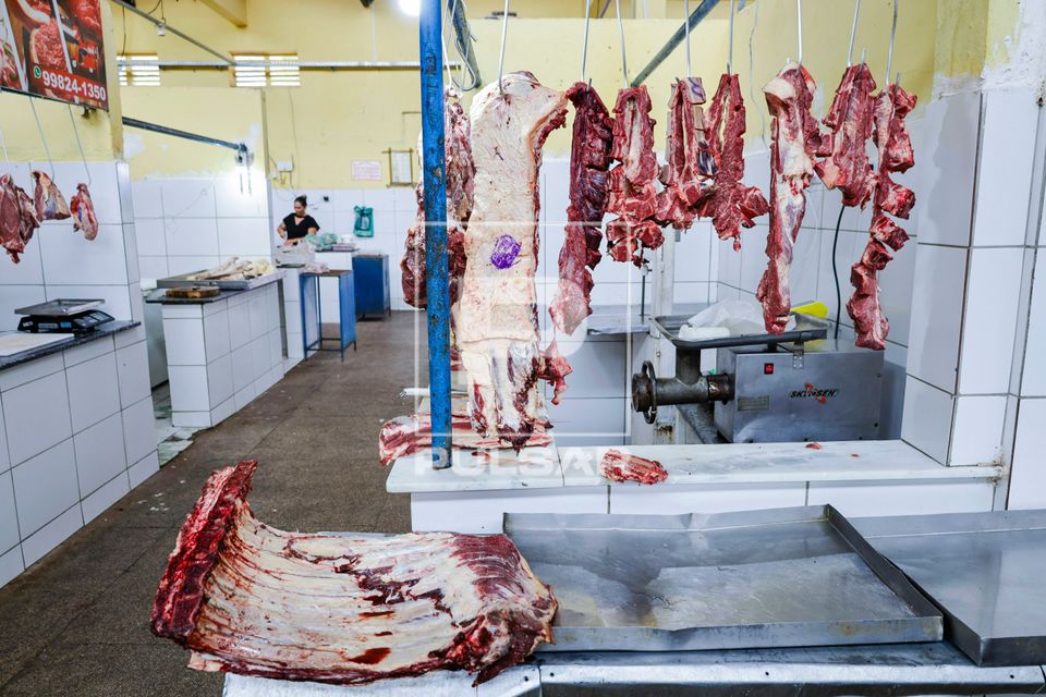 Cortes de carne bovina expostos para venda no Mercado Público Augusto Ferro ou Mercado do Mafuá