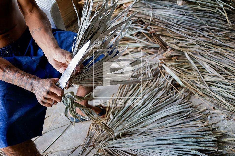 Produção familiar de vassouras com palhas da folha de carnaúba