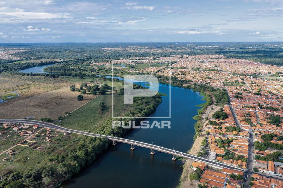 Vista de drone de ponte na Avenida José Gonçalves sobre o Rio Poti no bairro de Poti Velho