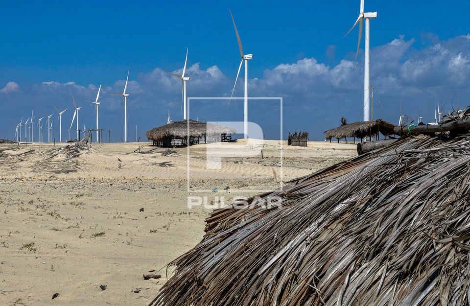 Parque eólico na Praia do Barro Vermelho - Pequenos Lençóis Maranhenses