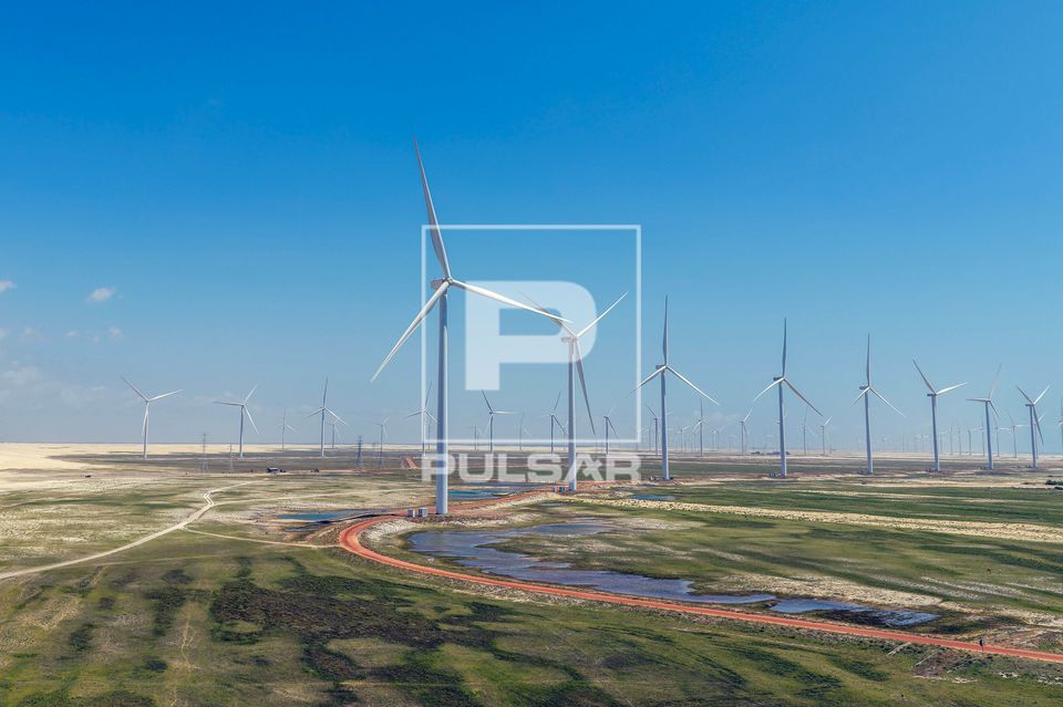 Vista de drone de Parque Eólico na Praia do Barro Vermelho - Pequenos Lençóis Maranhenses