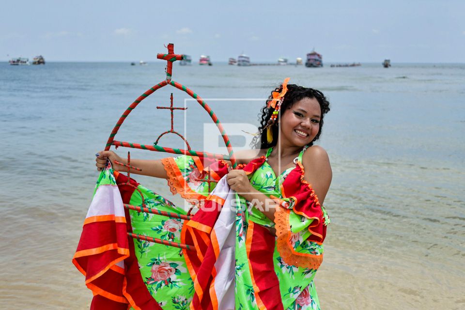 Dançarina segura o Arco do Sairé na recepção da Coleta dos Mastros que dá inicio ao Festival do Sairé em