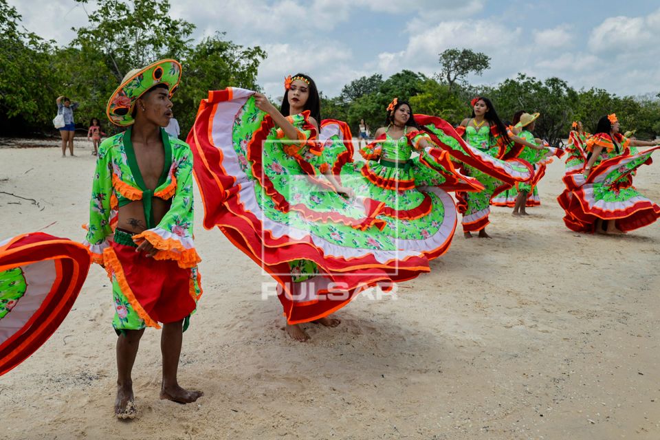 Grupo folclórico dança o Carimbó na recepção da Coleta dos Mastros que dá inicio ao Festival do Sairé e