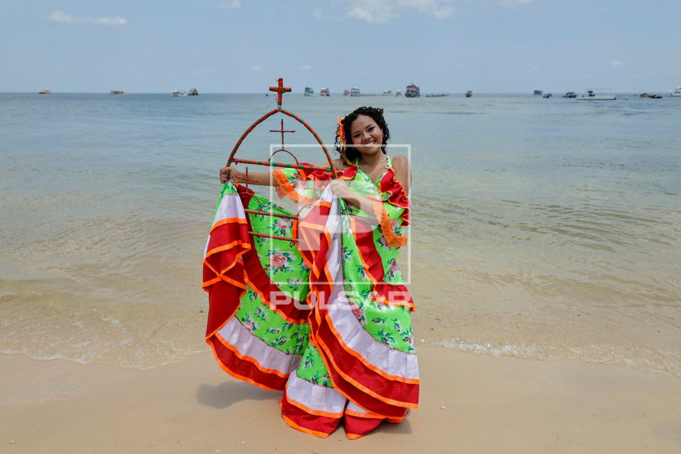 Dançarina segura o Arco do Sairé na recepção da Coleta dos Mastros que dá inicio ao Festival do Sairé em