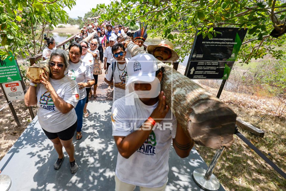 Festival do Sairé - comunidade ribeirinha durante o Cortejo dos Mastros pelas ruas de Alter do Chão