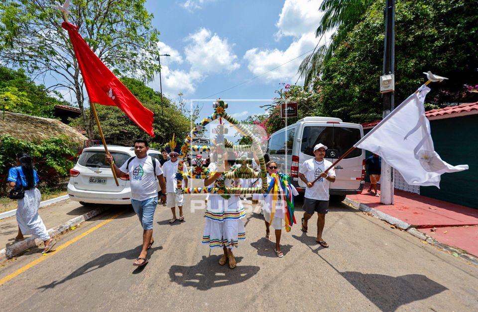 Festival do Sairé - grupo folclórico segura o Arco do Sairé durante o Cortejo dos Mastros em Alter do Chão