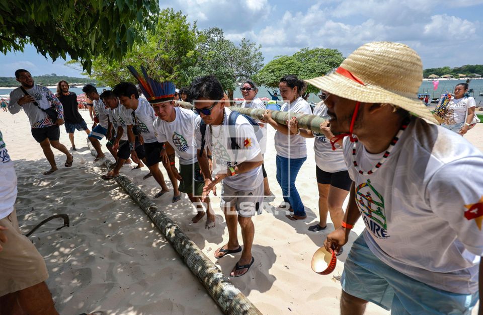 Festival do Sairé - população ribeirinha e indígenas da etnia Borari participam do Cortejo dos Mastros em 