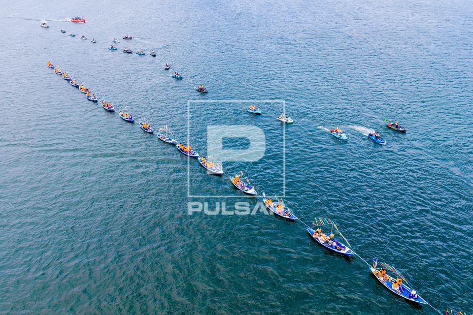 Festival do Sairé - canoas enfileiradas puxadas por barco a motor no rio Tapajós em direção da floresta pa