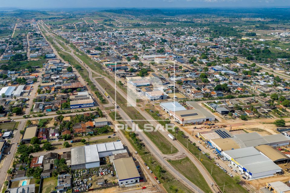 Vista de drone da Rodovia BR-163 cortando o município