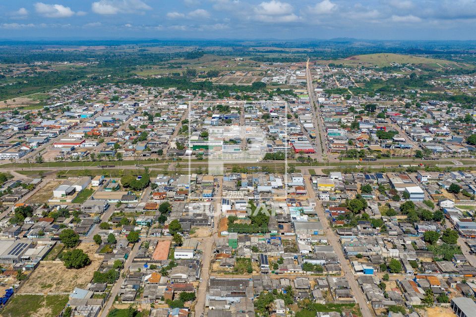 Vista de drone de moradias da cidade cortada pela Rodovia BR-163 