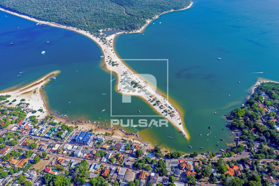 Vista de drone da praia do Amor em Álter do Chão 