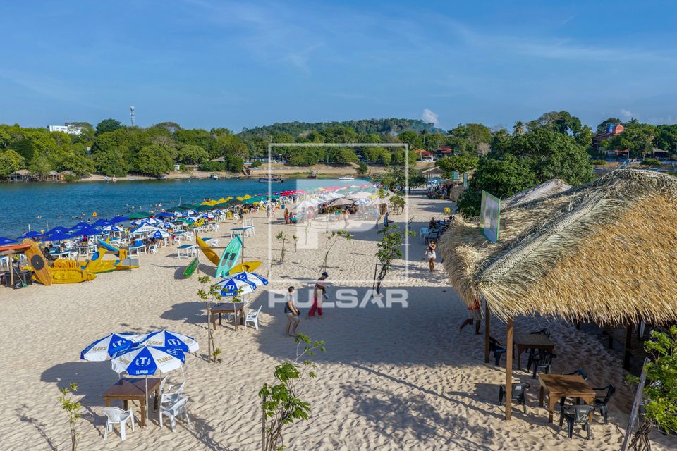 Vista de drone da praia do Amor em Álter do Chão 