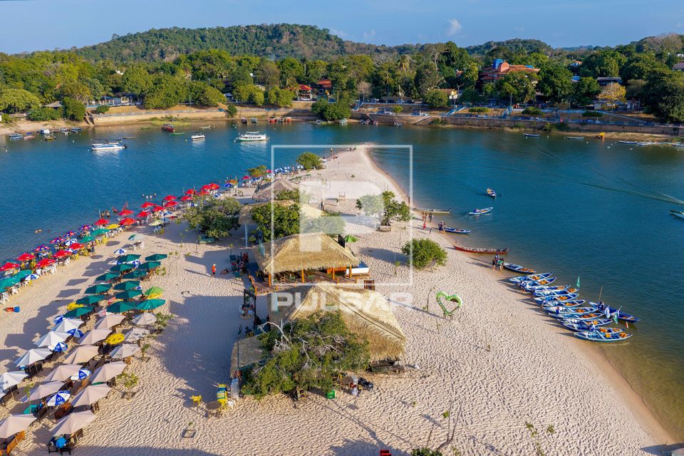Vista de drone da praia do Amor em Álter do Chão