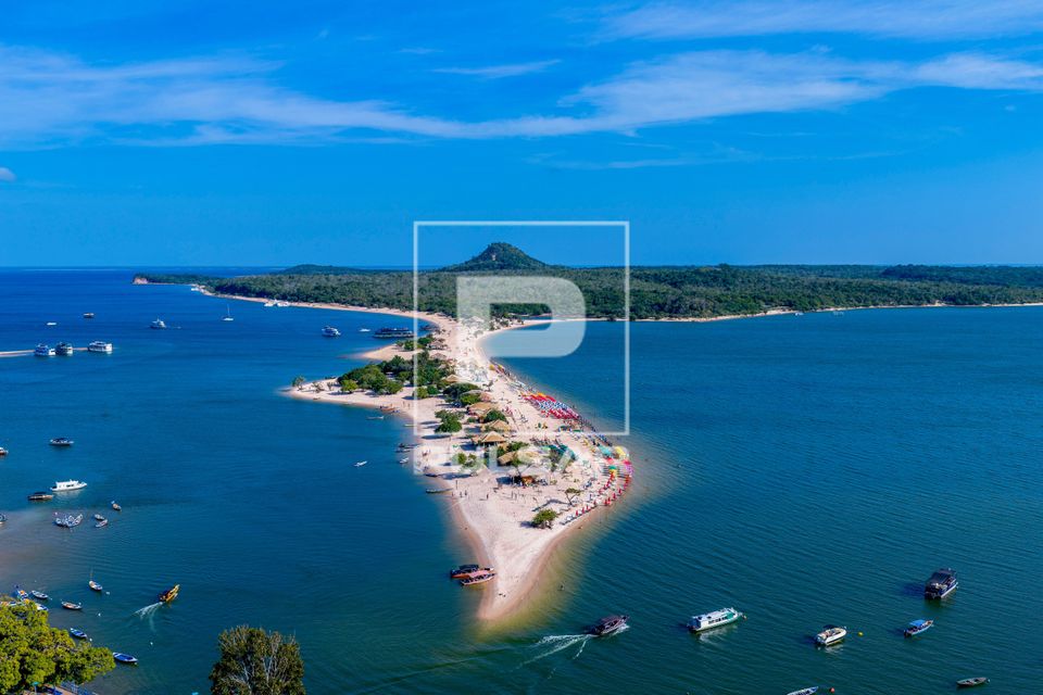 Vista de drone da praia do Amor em Áter do Chão