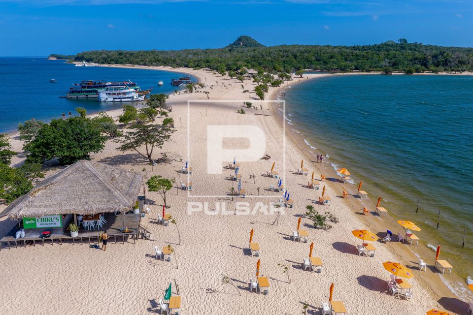 Vista de drone da praia do Amor em Álter do Chão
