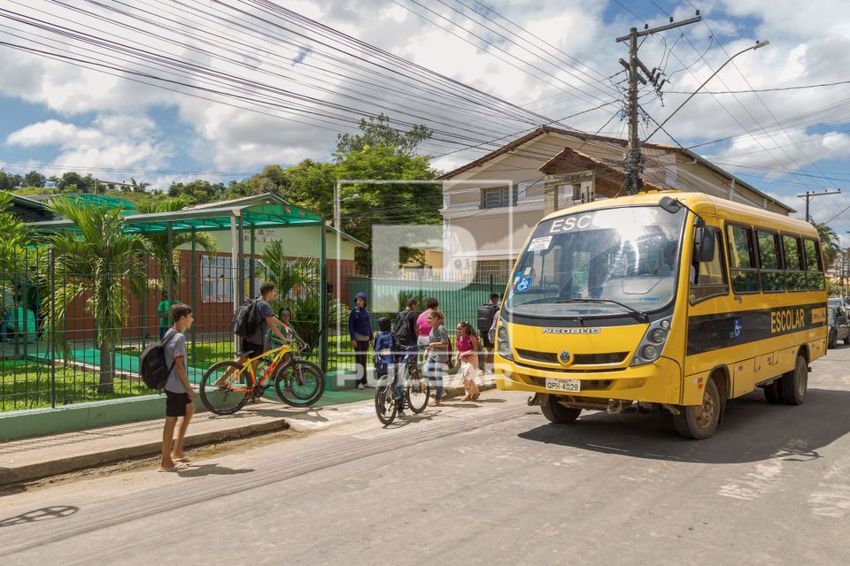 Micro-ônibus escolar transportando alunos da Escola Municipal Odilon Braga para zona rural