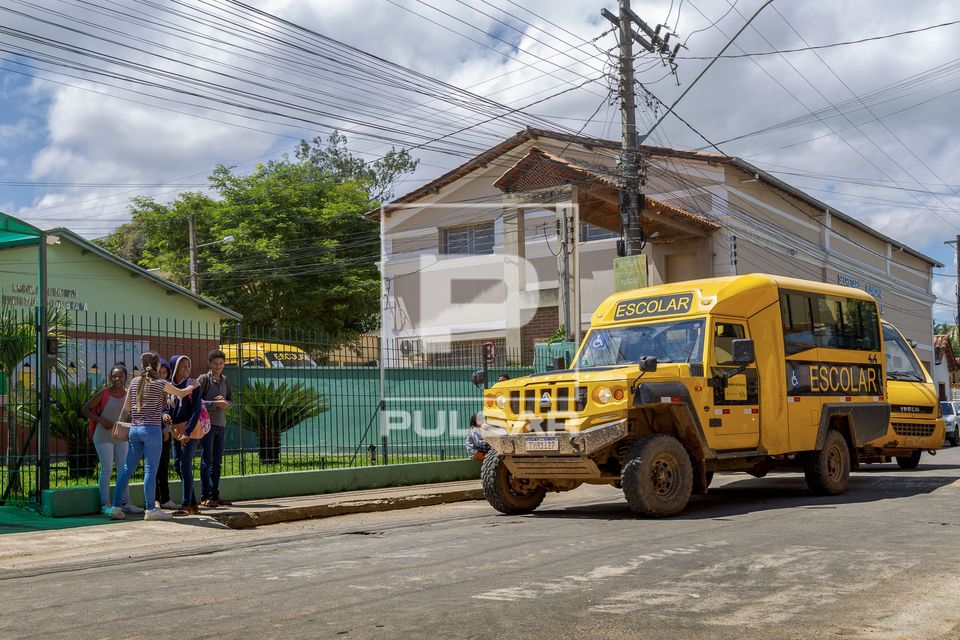 Veículo escolar 4x4 usado no transporte de alunos em locais de difícil acesso - zona rural - Escola Municipa