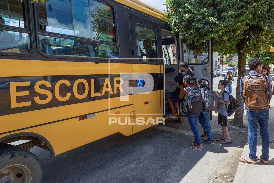 Alunos do ensino médio da Escola Municipal Odilon Braga embarcando em micro-ônibus escolar após as aulas