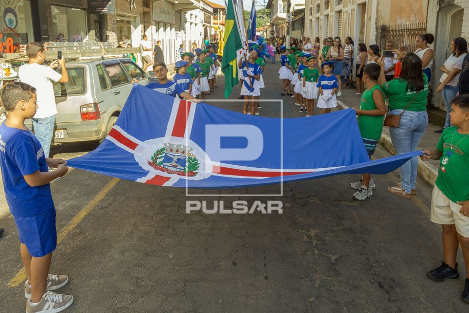 Alunos do ensino médio da Escola Municipal Francisco Peixoto desfilam com bandeira da cidade em comemoração