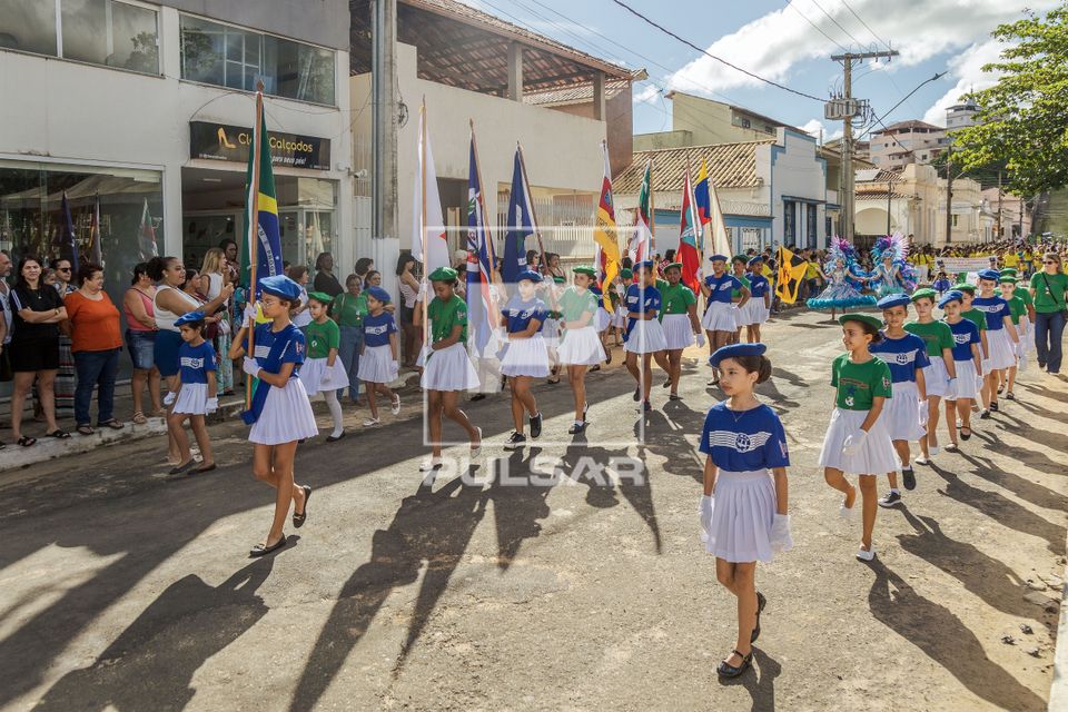 Alunos do ensino médio da Escola Municipal Francisco Peixoto desfilando em rua em comemoração aos 112 anos 