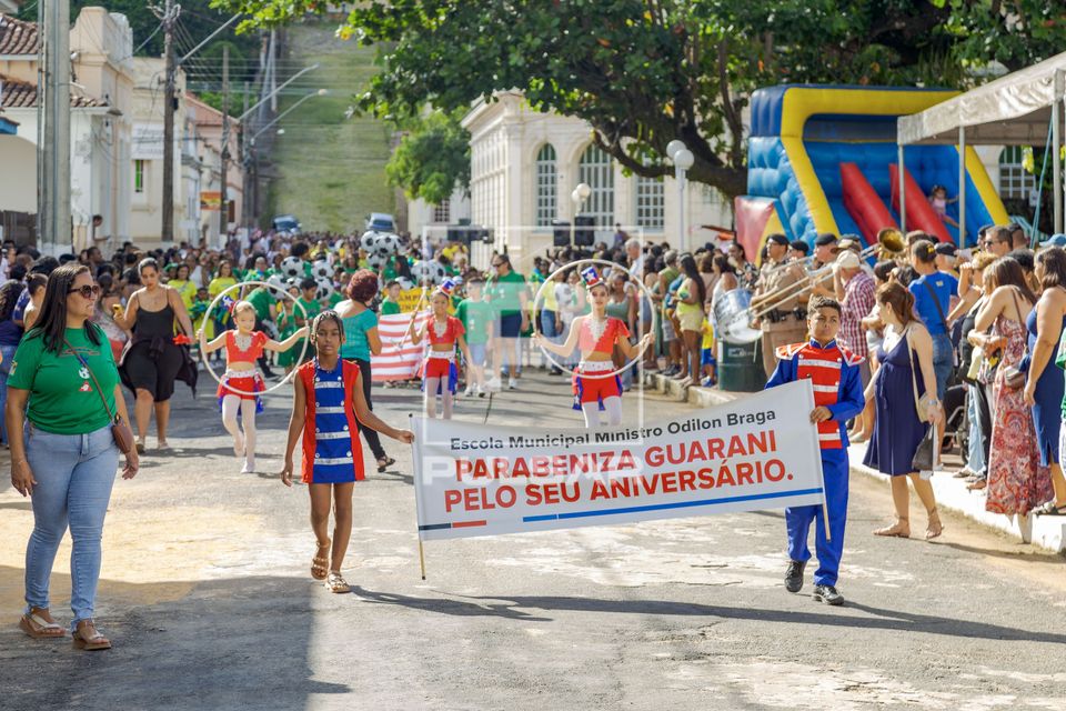 Alunos da Escola Municipal Ministro Odilon Braga durante desfile em comemoração aos 112 anos de emancipaçã
