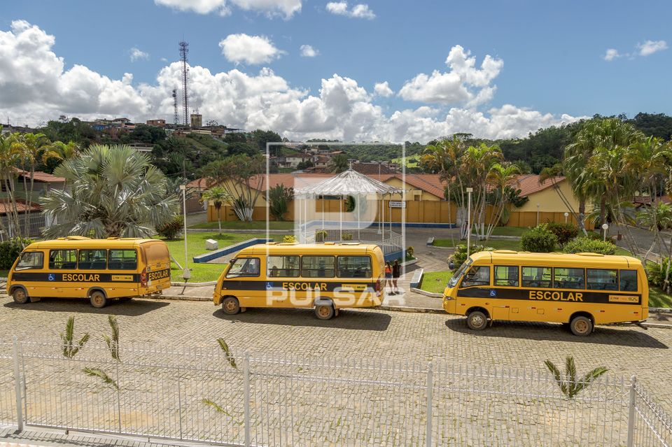 Micro-ônibus de transporte escolar estacionados na Praça Marechal Floriano Peixoto - saída de alunos da Esc