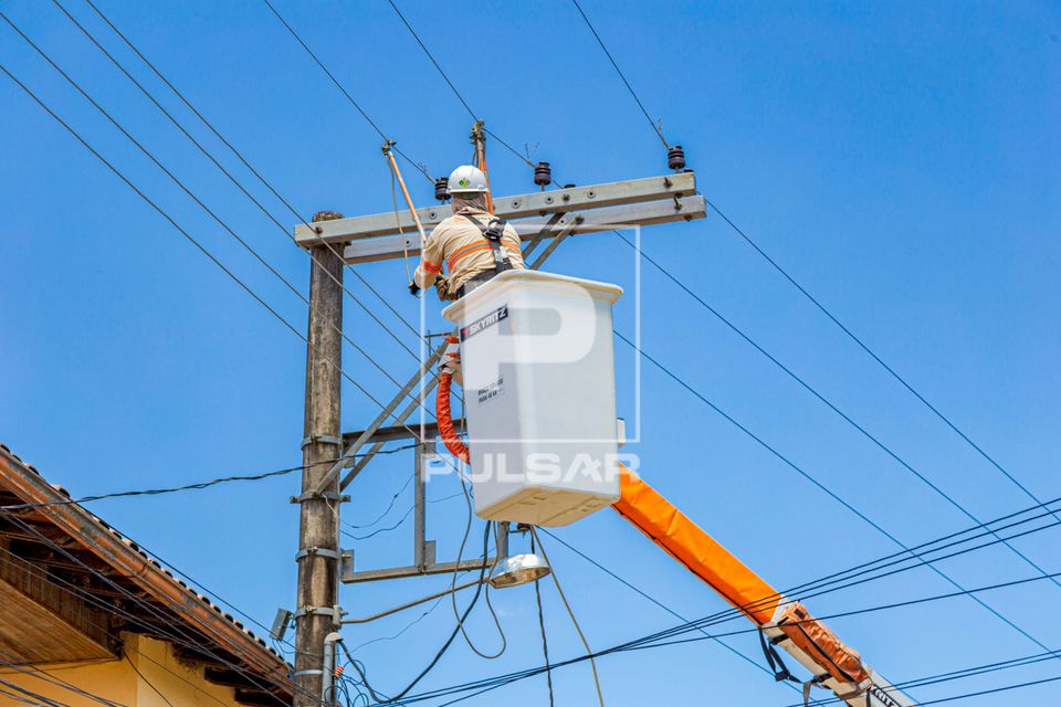 Trabalhador fazendo reparo em rede elétrica 