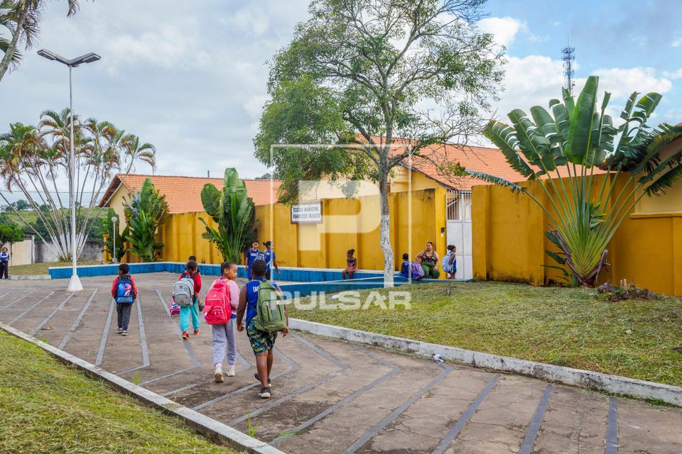 Alunos chegando na Escola Municipal Francisco Peixoto  