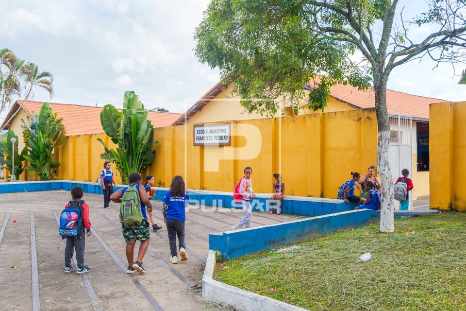 Alunos chegando na Escola Municipal Francisco Peixoto  