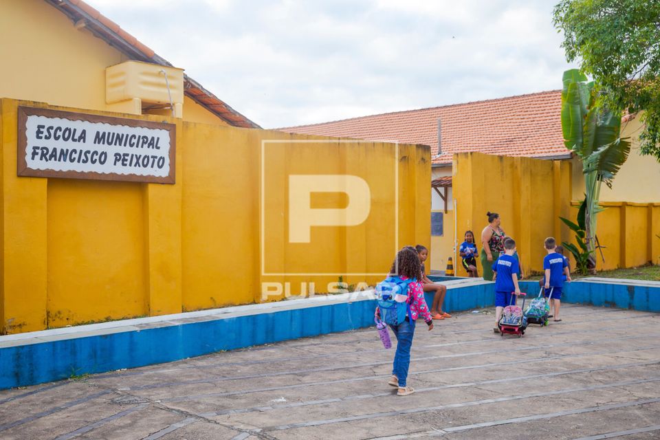 Alunos chegando na Escola Municipal Francisco Peixoto  