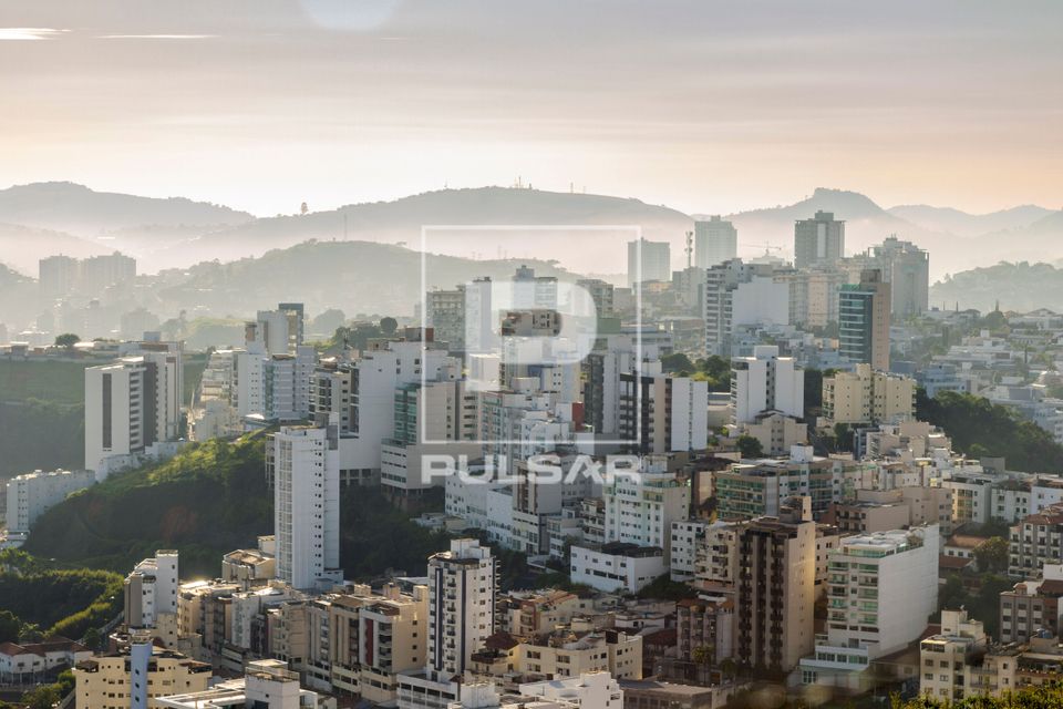 Vista de prédios residenciais durante manhã de outono com névoa - bairro Cascatinha