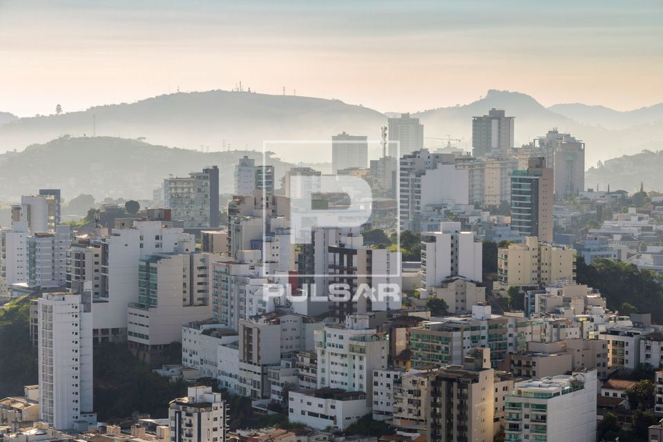 Vista de prédios residenciais durante manhã de outono com névoa - bairro Cascatinha