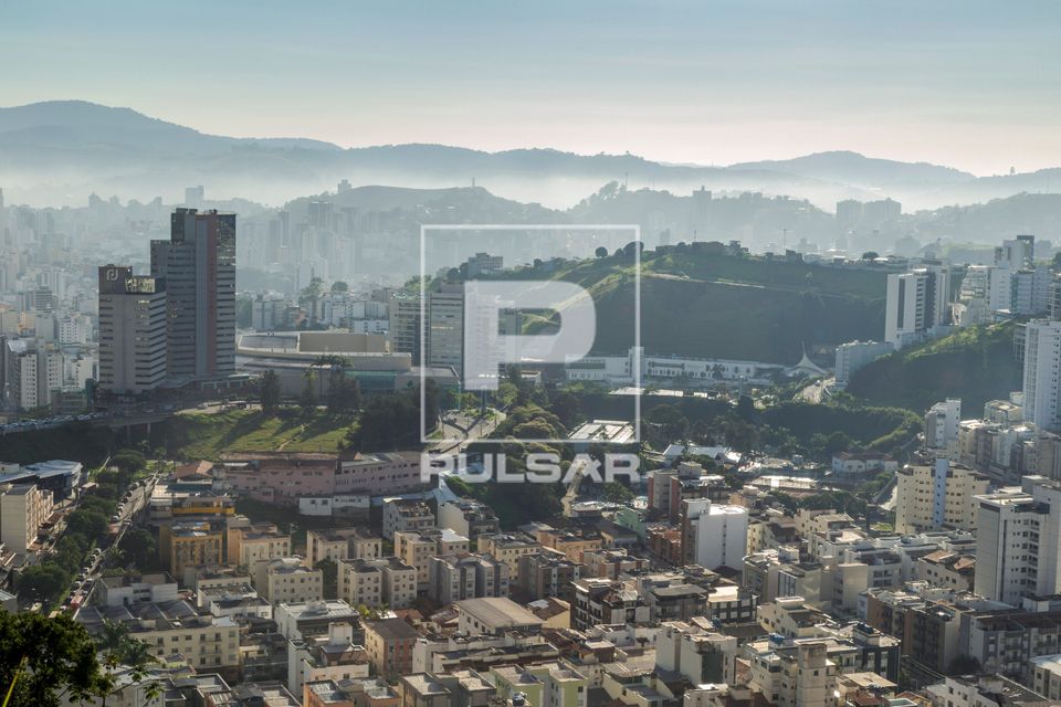 Vista de prédios residenciais e comerciais no bairro Cascatinha durante manhã de outono com névoa - à esqu