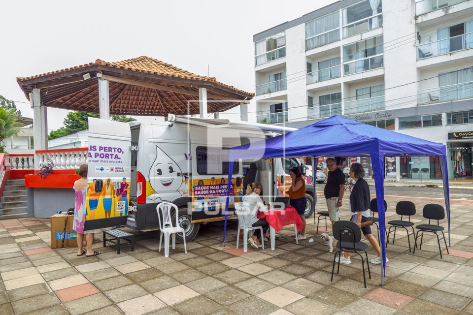 Vacinação contra covid-19 e gripe com o vacimóvel na Praça Antônio Carlos