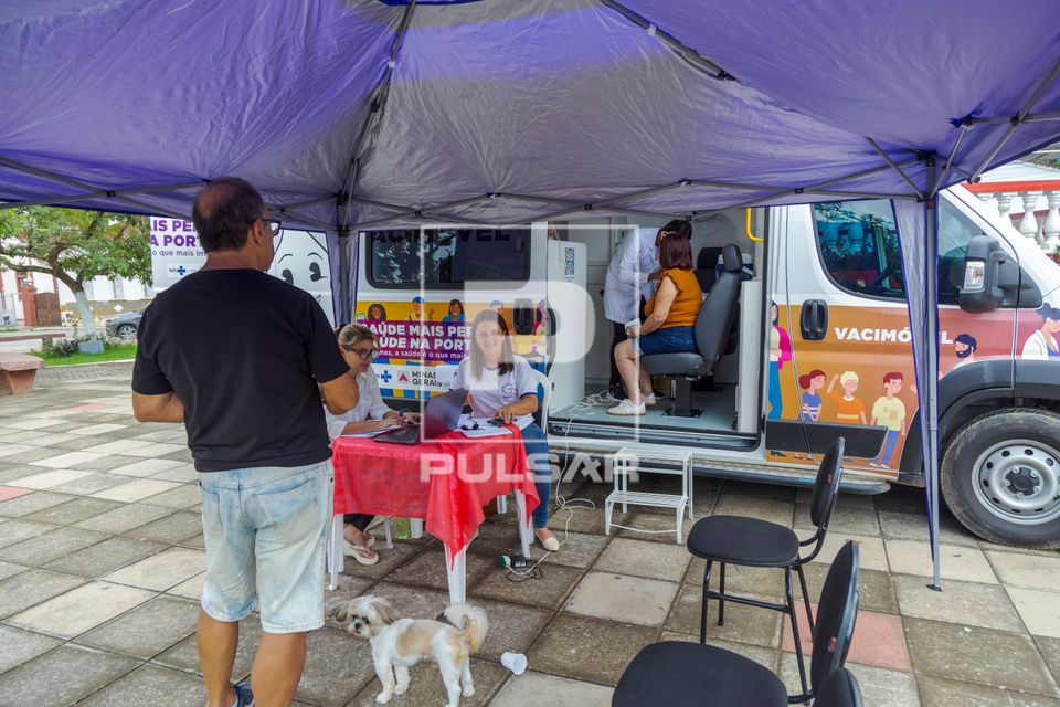 Pessoa se inscrevendo para receber vacina contra gripe e covid Vacinação contra covid-19 e gripe com o vacim