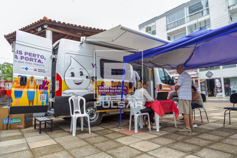 Campanha de vacinação contra covid-19 e gripe com o vacimóvel na Praça Antônio Carlos